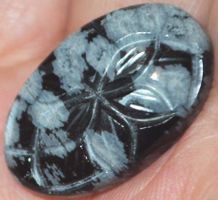 Cabochon L-1181 – Schneeflocken Obsidian mit Blume – 28x18mm