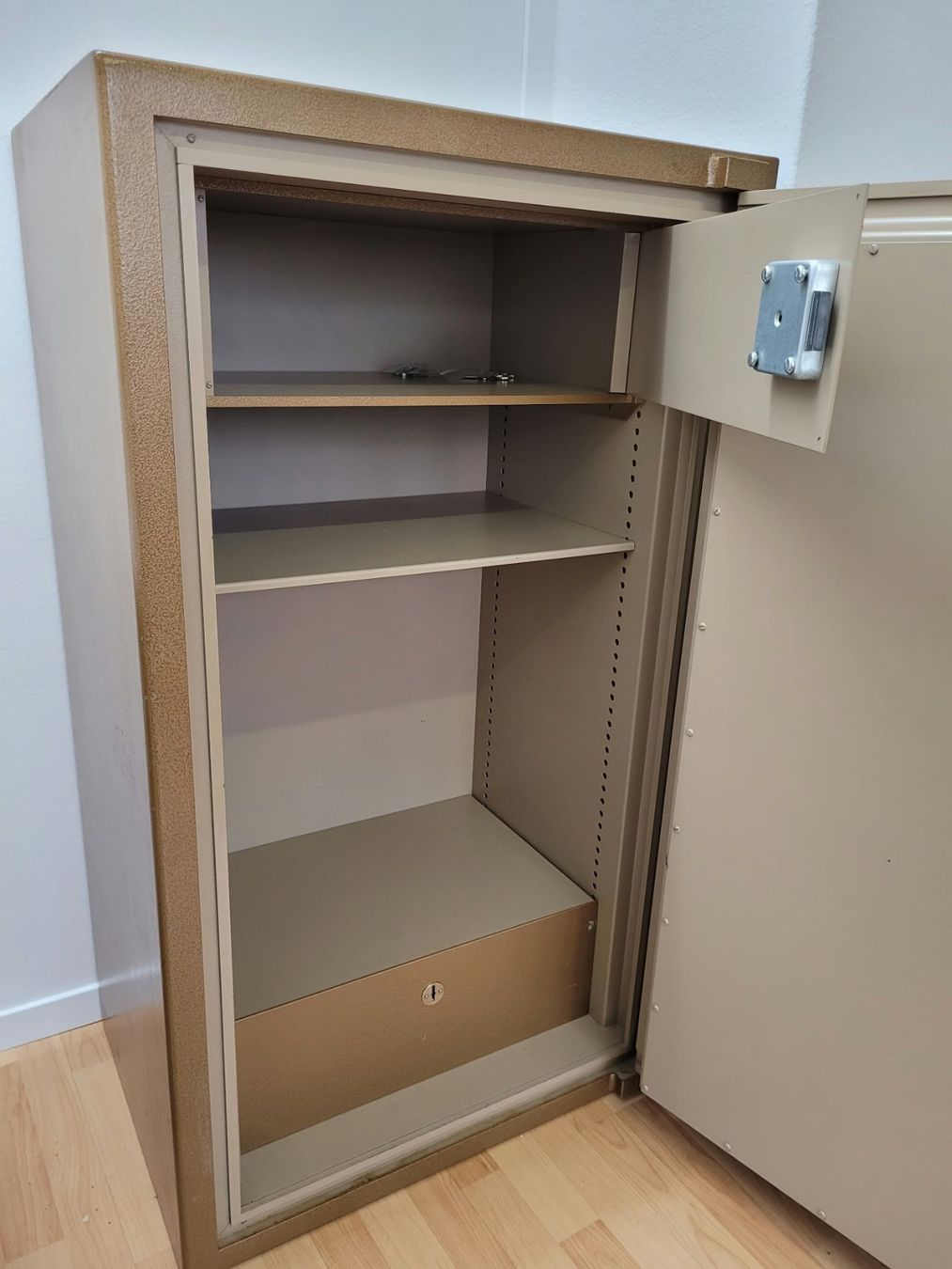 Coffre-fort: Massiver Schweizer Safe – D'occasion à Sonceboz-Sombeval par ter_9rc5 2