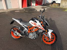 KTM Duke 390 Motorrad 2018 / 373,2 cm³ / 5676 km WeissRot