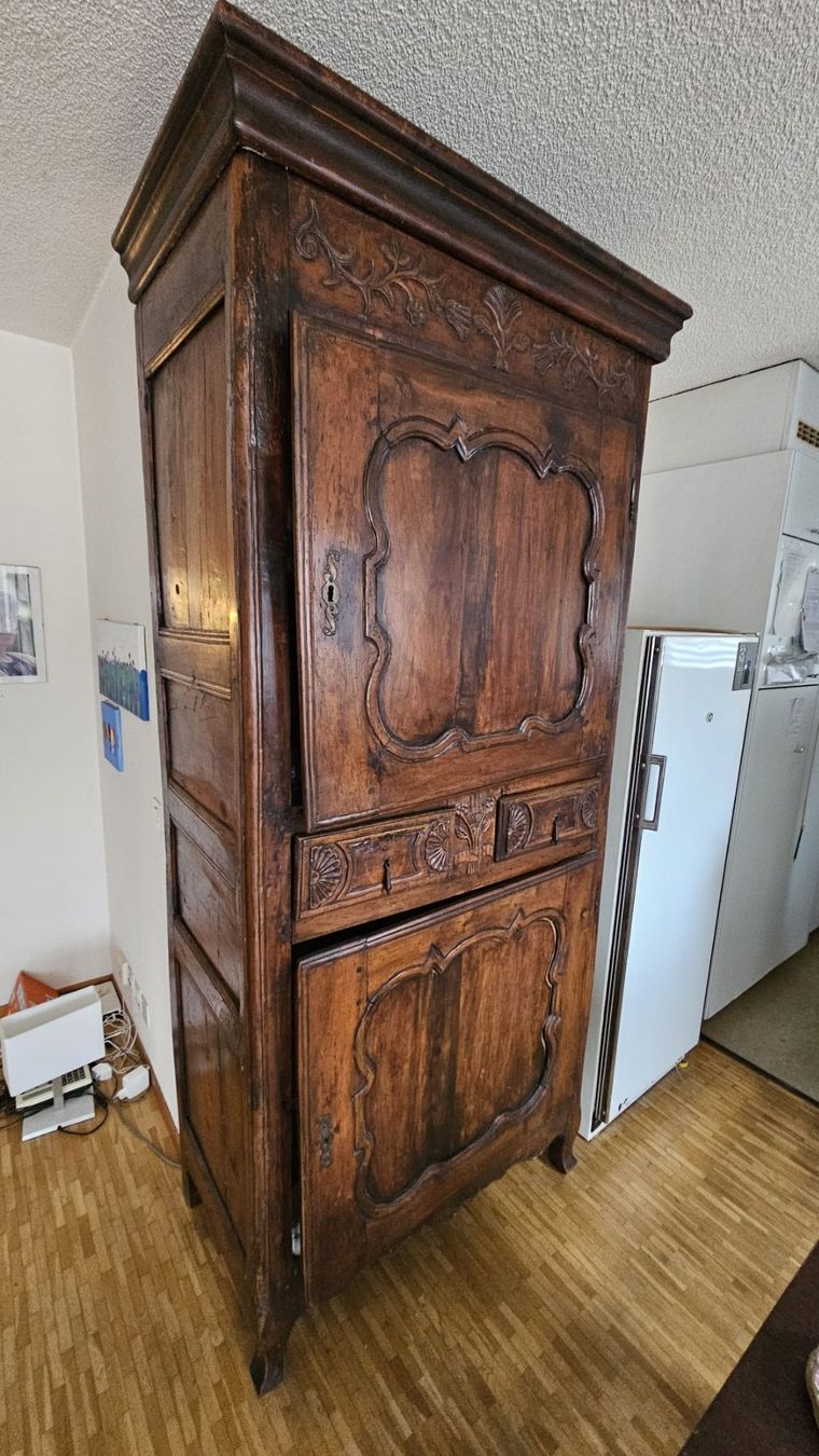 Schränke: Antiker Schrank aus der Provence – Gebraucht aus Diessenhofen von Osio