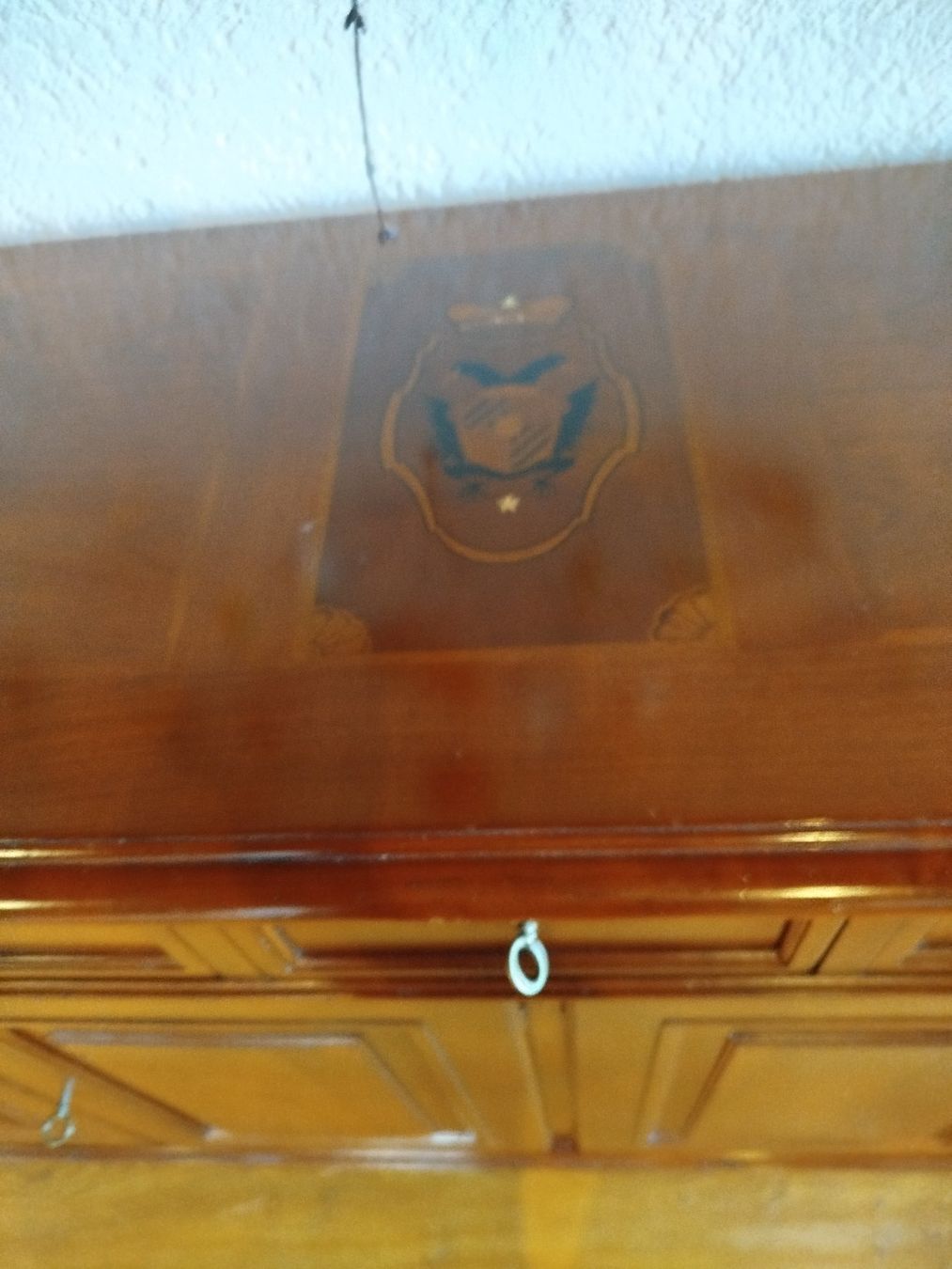 Credenze: Commode marquetée d'artisan en bois – Usato da Granges (Veveyse) venduto da mil_7ym6 2