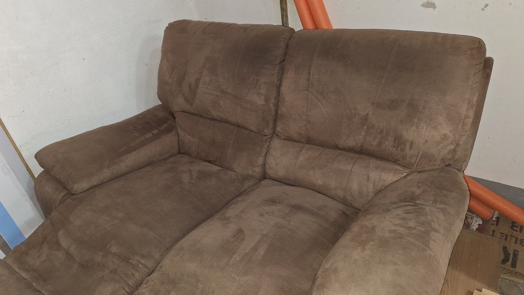 Sofas: 2er Relax Sofa, mechanisch verstellbar , braun Microfaser – Gebraucht aus Arlesheim von shopradl 2