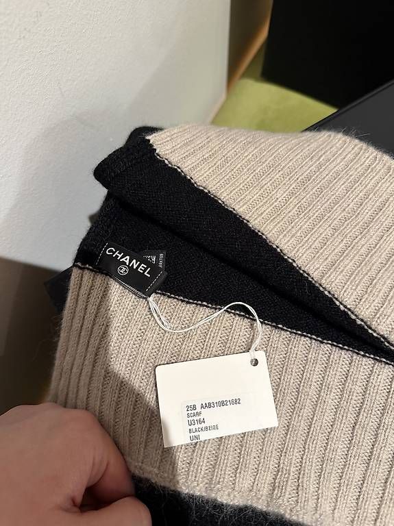 Chanel Foulard & Sciarpe: Chanel cashmere Schal – Nuovo e nell'imballaggio originale da Zürich venduto da Mirs92 4