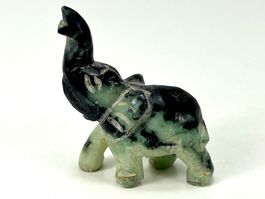 Jade Elefantenfigur mit erhobenem Rüssel – Glücksbringer