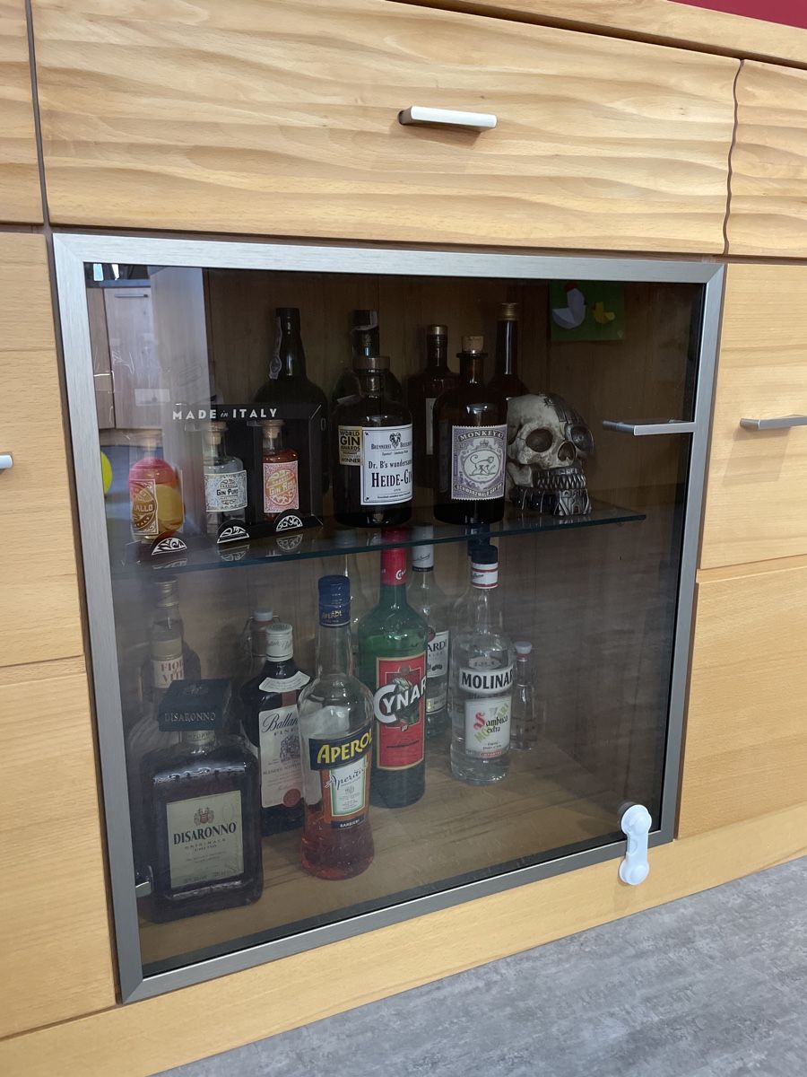 Livique Büffets: Sideboard mit Vitrine Kernbuche teilmassiv – Gebraucht aus Lutzenberg von  4