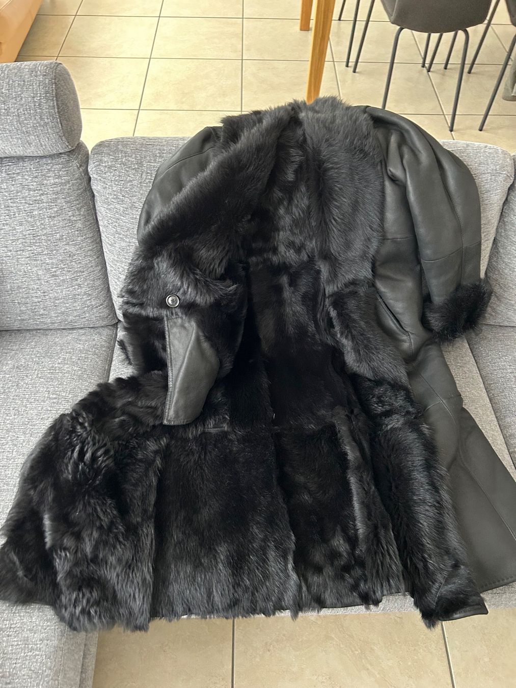 Max Mara Cappotti: Manteau Max Mara noir en fourrure – Usato da Fribourg venduto da Vinhell 1