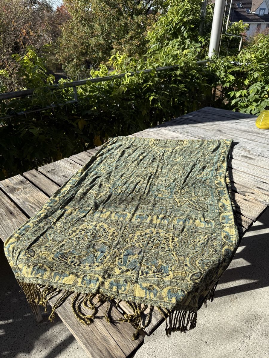 Foulard & Sciarpe: Dicker Schal mit Elefantenmuster 🐘 – Usato da Egg b. Zürich venduto da Flummi 2