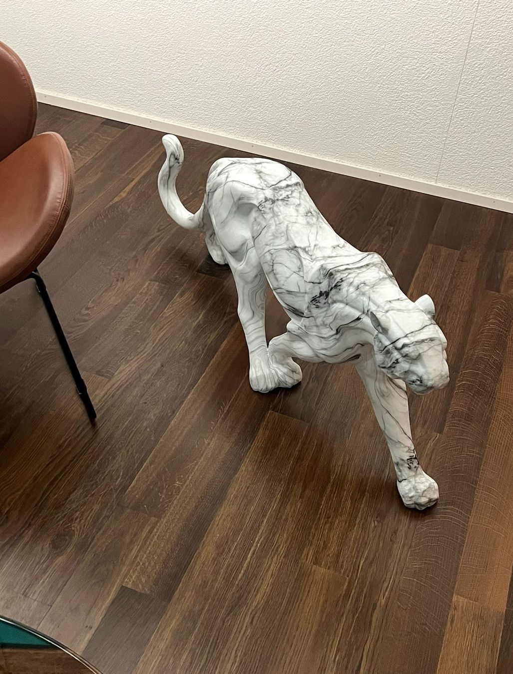 Statuette: 129cm Dekofigur Leopard Fiberglas Marmor-Look – Usato da Rüschlikon venduto da tta_22 4