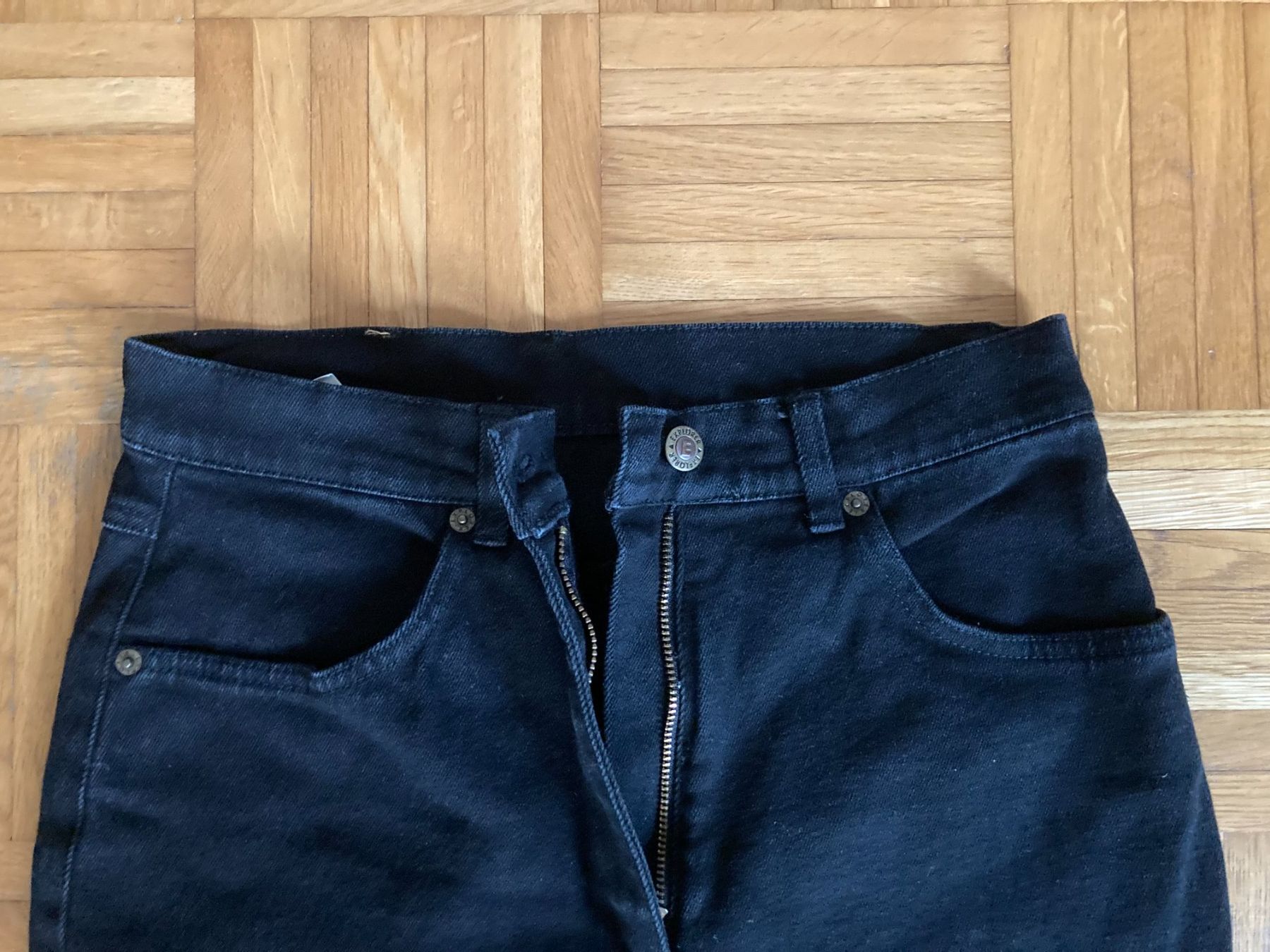 Jeans: Schwarze Jeans, zeitloser Klassiker – Usato da Obfelden venduto da miau68 1