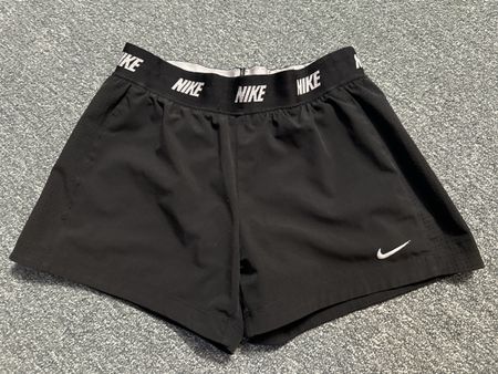 Nike Sporthose mit Innenhose Gr 140