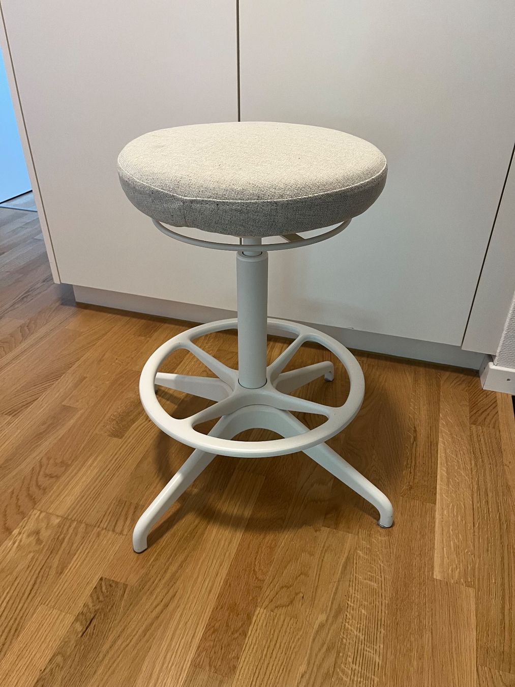 Ikea Sgabelli: IKEA Ergonomic Standing Stool - Adjustable Height, White! – Usato da Fällanden venduto da magves