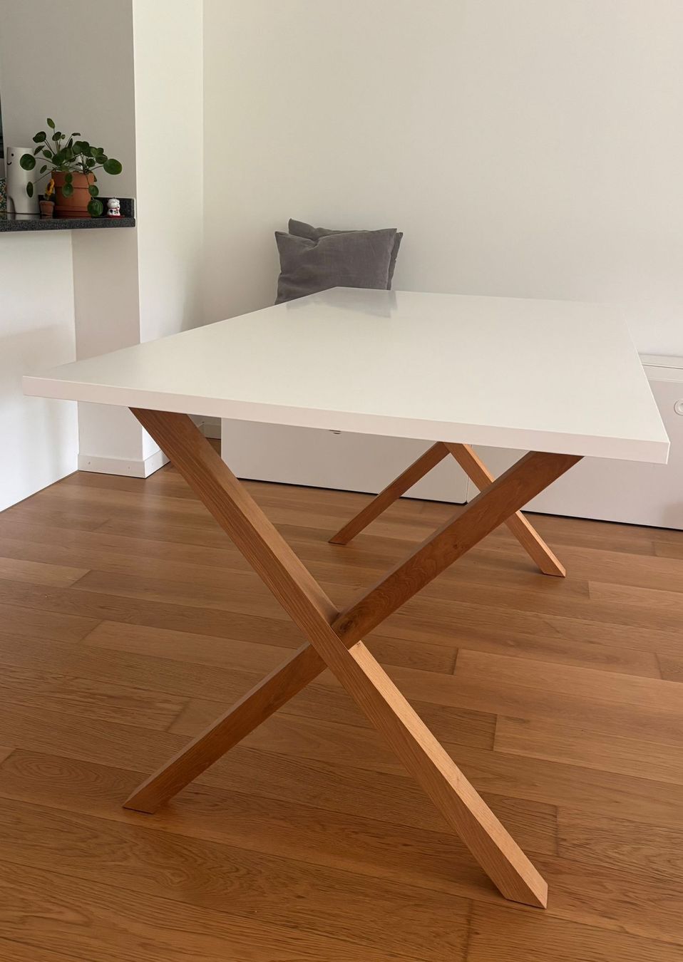 Micasa Tavoli: Modern White Table with Unique Wooden Base, Great Condition! – Usato da Jona venduto da zin_snq9 2