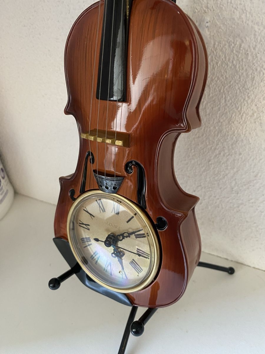 Stand- & Wanduhren: Geigen-Uhr mit Ständer – Gebraucht aus Adetswil von rof01 1