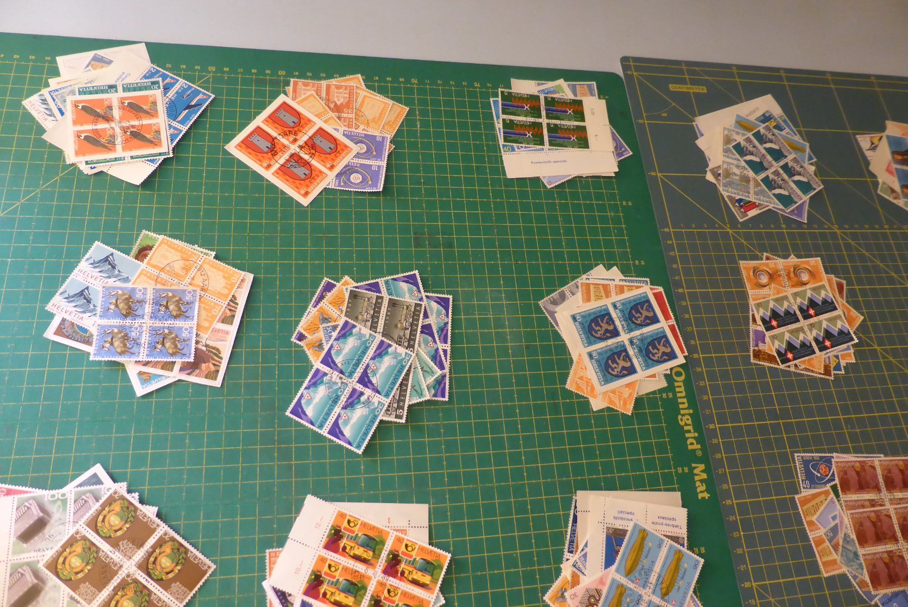 Tutti i francobolli: CH - Briefmarken 350 x 4er Block – Usato da Brunnadern venduto da lesezirkel 8