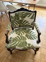 Vintage-Armlehnstuhl aus Holz mit Monstera-Bezug