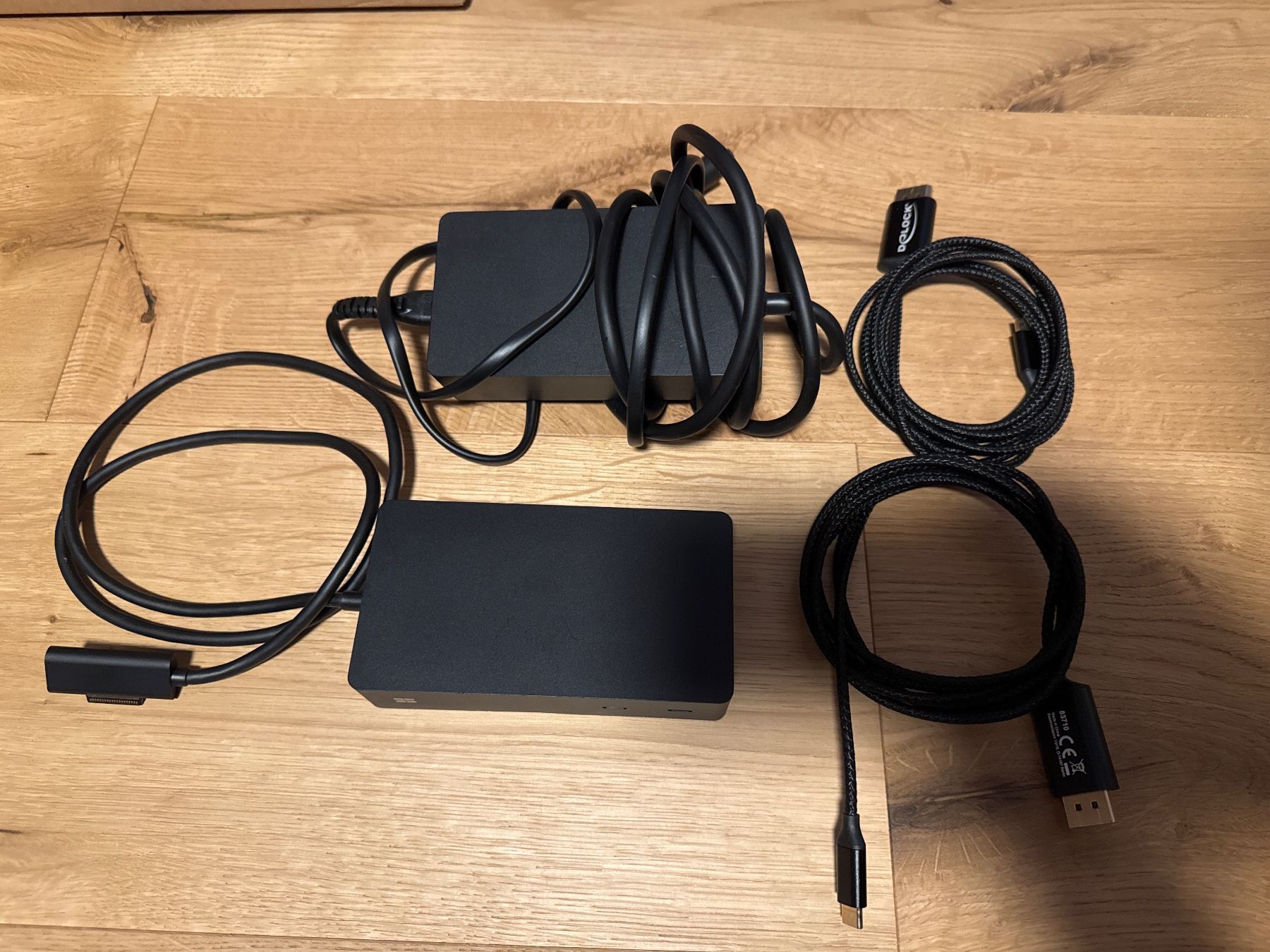 Microsoft Dockingstation: Microsoft Surface Dock 2 inkl. 2 Stk. DisplayPort Kabel – Gebraucht aus Zofingen von dDawge