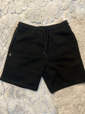 Short noir Homme, taille M, idéal pour l'été!
