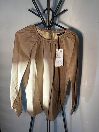 Zara Kunstleder Bluse beige Grösse XS neu mit Etikett