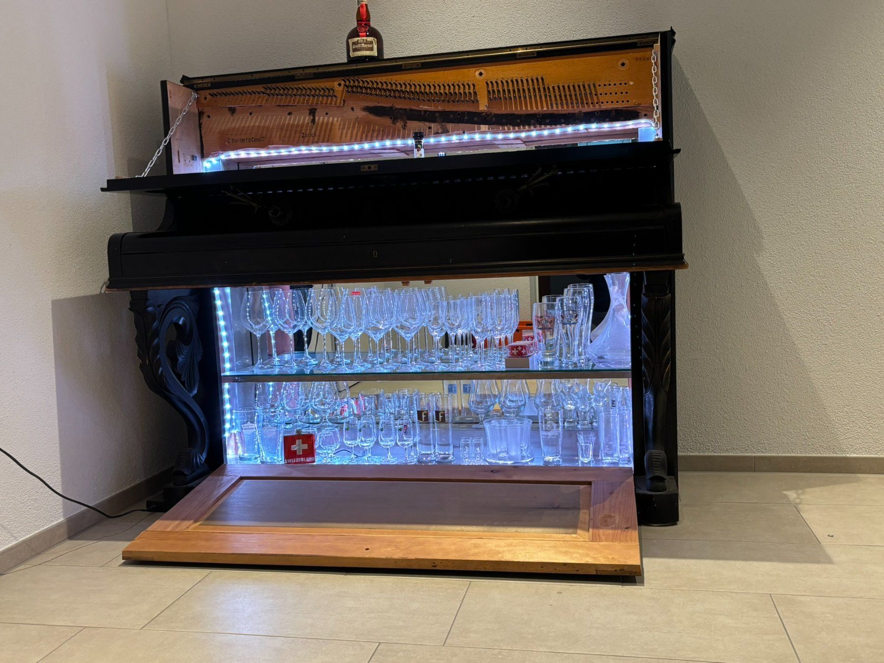 Ladenausstattungen & Messebau: Exklusive, handgefertigte Hausbar aus altem Klavier – Gebraucht aus Berg am Irchel von Pepi7 5