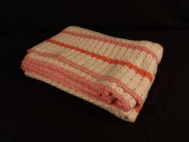 HANDARBEIT Gehäkelte Decke weiss/rosa