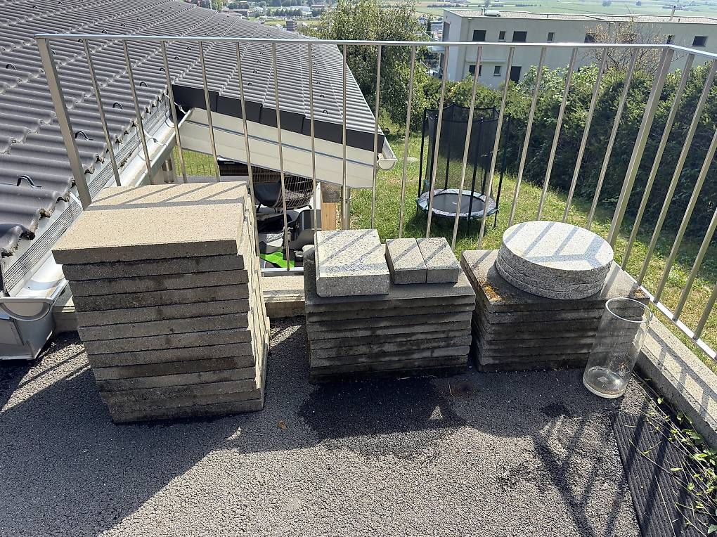 Rivestimenti per pavimenti: Dalles en béton à donner  – Usato da Vouvry venduto da gra_vtp7