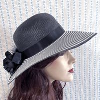 Hut Strohhut Gr. M weiss-anthrazit mit Blume VINTAGE 1980s