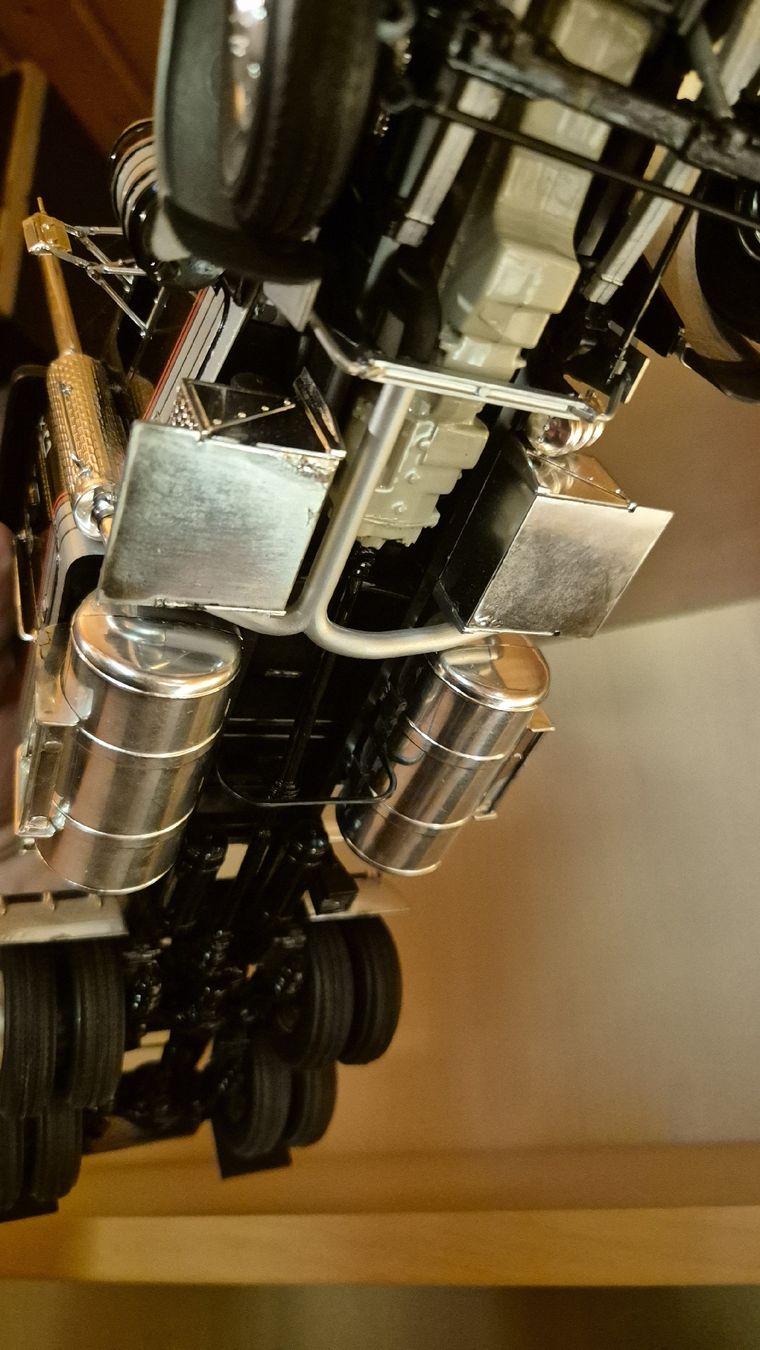 Modellini d'auto: Model Truck Peterbilt Black Silver Detailed Mint  – Difettoso da La-Chaux-de-Fonds venduto da vla_56t5 2