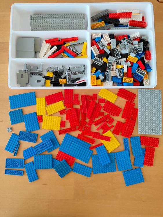 Lego Giocattoli: Lego-Kleinteile, Plättli, Steine, gem. Bild, ohne Behälter – Usato da St. Gallen venduto da Bisaknosp