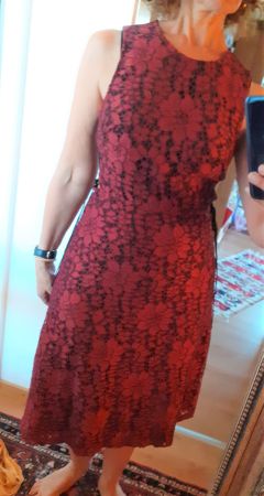 Jolie robe en dentelle bordeau/rouge et noir