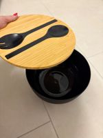 Salatschüssel mit Deckel und Besteck aus Bambus. Schwarz