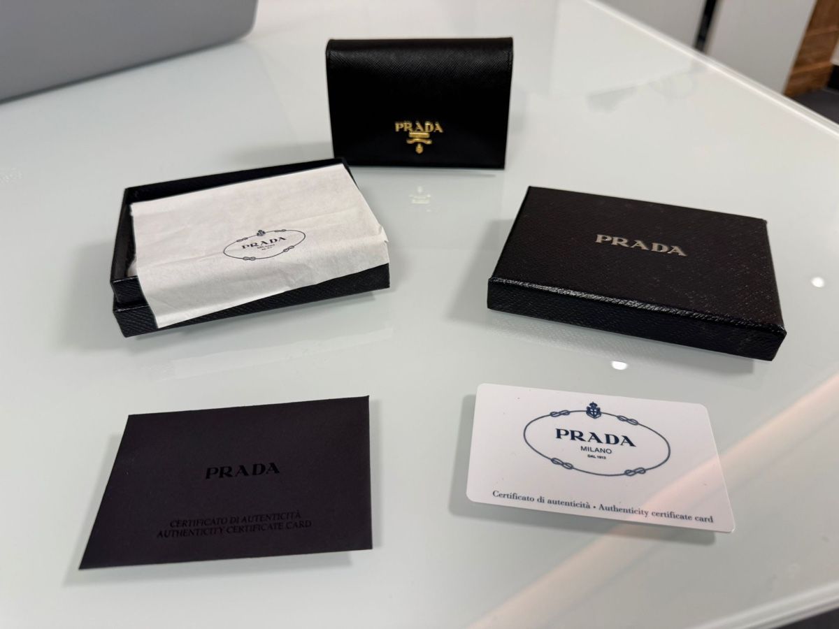 Prada Portafogli: Prada Saffiano Leather Wallet, Black, New – Nuovo (secondo la descrizione) da Luzern venduto da Antiquesonline 2