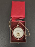 Voltmeter mit Kabel und Schachtel im gebrauchten Zustand