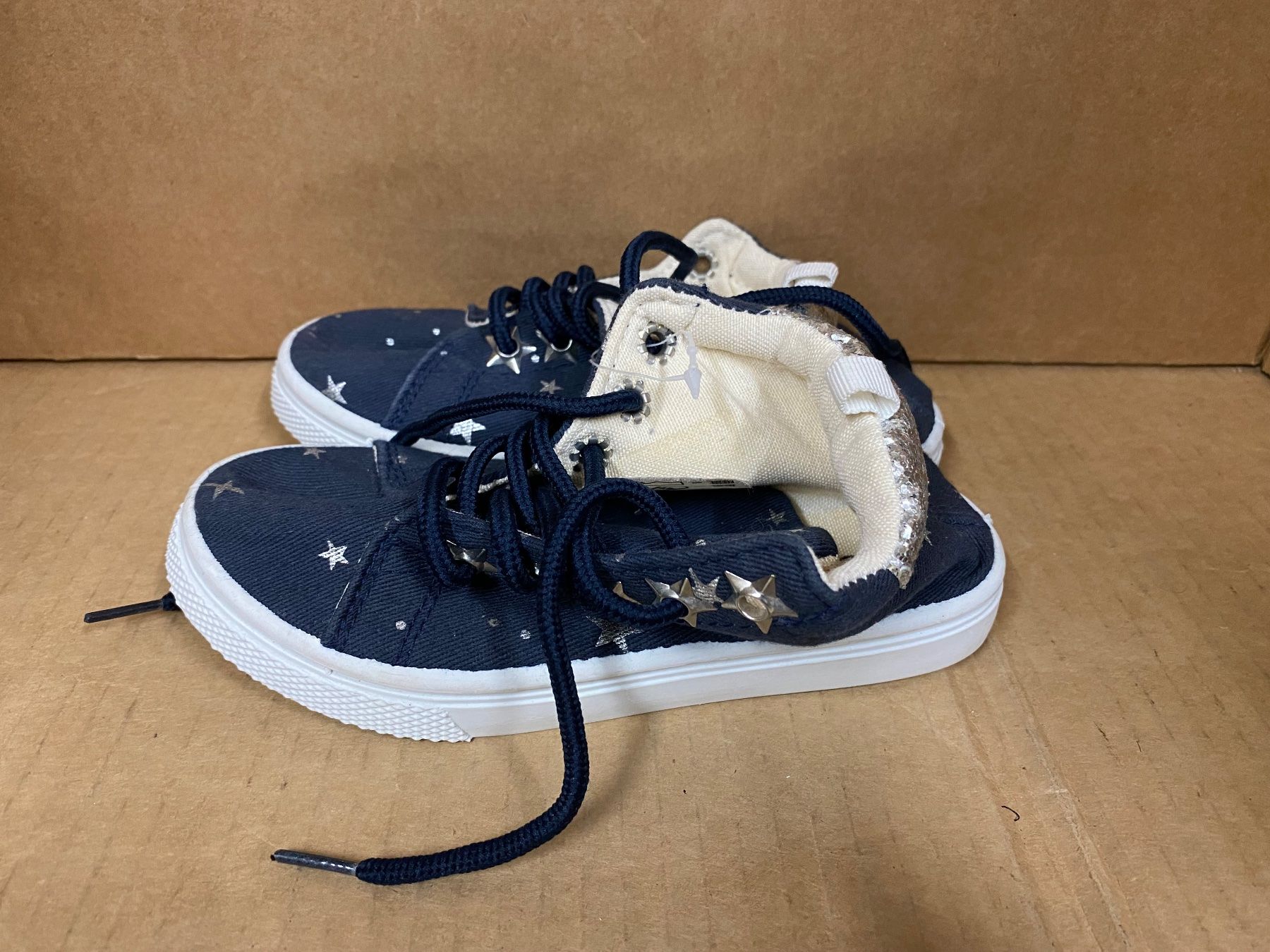 Schuhe für Jungen: Kinder-Sneaker Grösse 30 Sterne-Muster – Gebraucht aus Eschlikon TG von RamonaSt 1