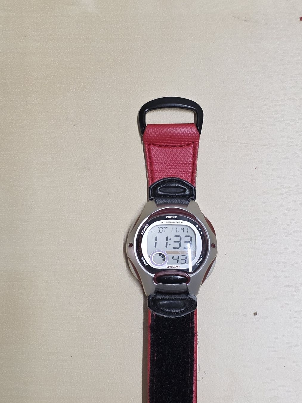 Casio Orologi: Casio Digitaluhr mit rotem Armband – Nuovo (secondo la descrizione) da Küsnacht ZH venduto da jan_8gpd
