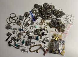 Lot de bijoux, pin’s, pièces en métal.
