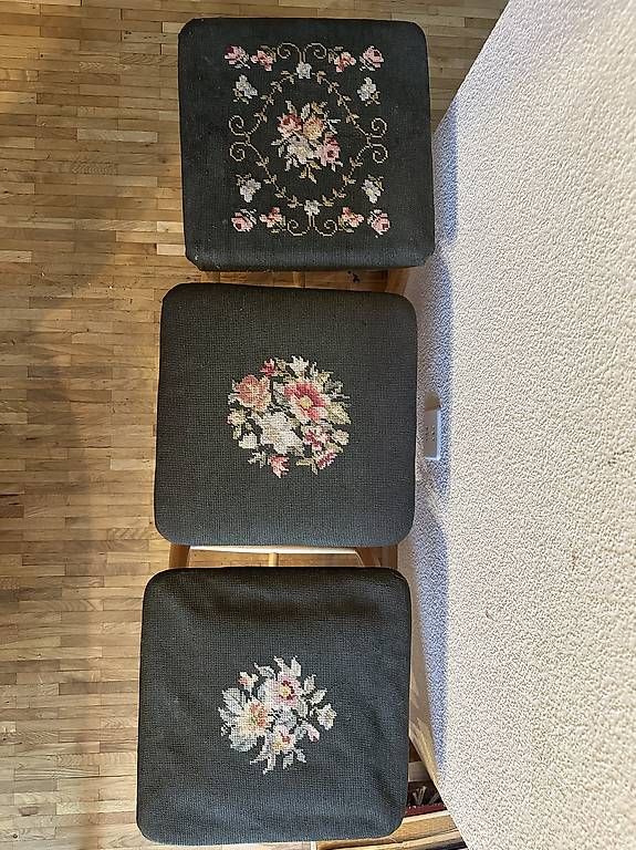 Tabourets: 3 vintage Holz-Hocker mit gestickter Blumen-Sitzfläche, Set – D'occasion à Binningen par C0llin 2