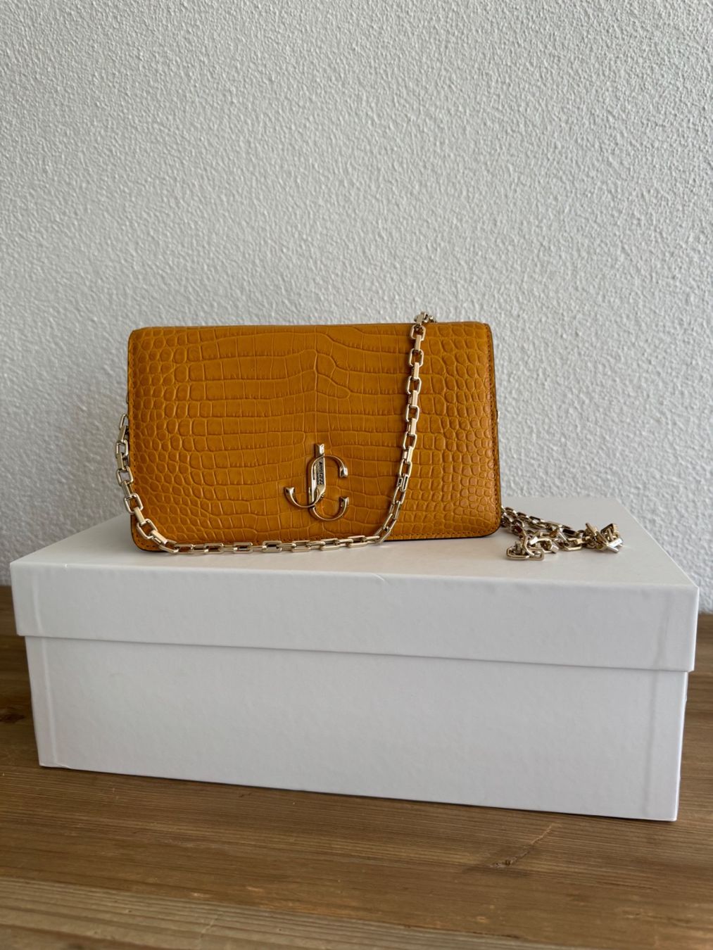 Jimmy Choo Taschen für Damen: Jimmy Choo Schultertasche Leder Kroko-Optik senffarbe neu – Neu (gemäss Beschreibung) aus Dänikon ZH von rh7_xmx2 3