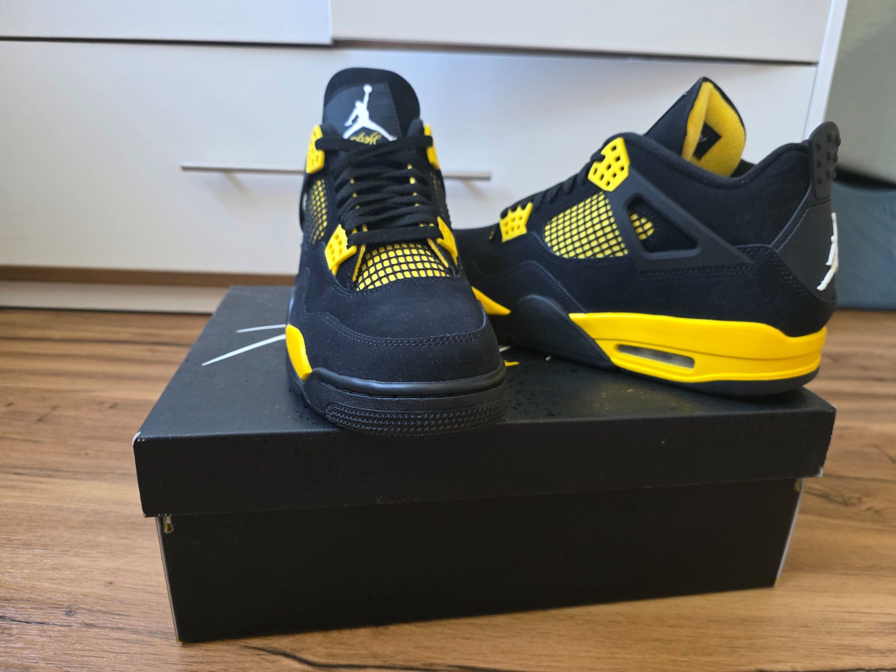 Jordan Herrenschuhe: JORDAN 4 Yellow Thunder Grösse 43 – Neu und originalverpackt aus Oberbüren von UC1987