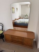 Antike Holzkommode mit Spiegel