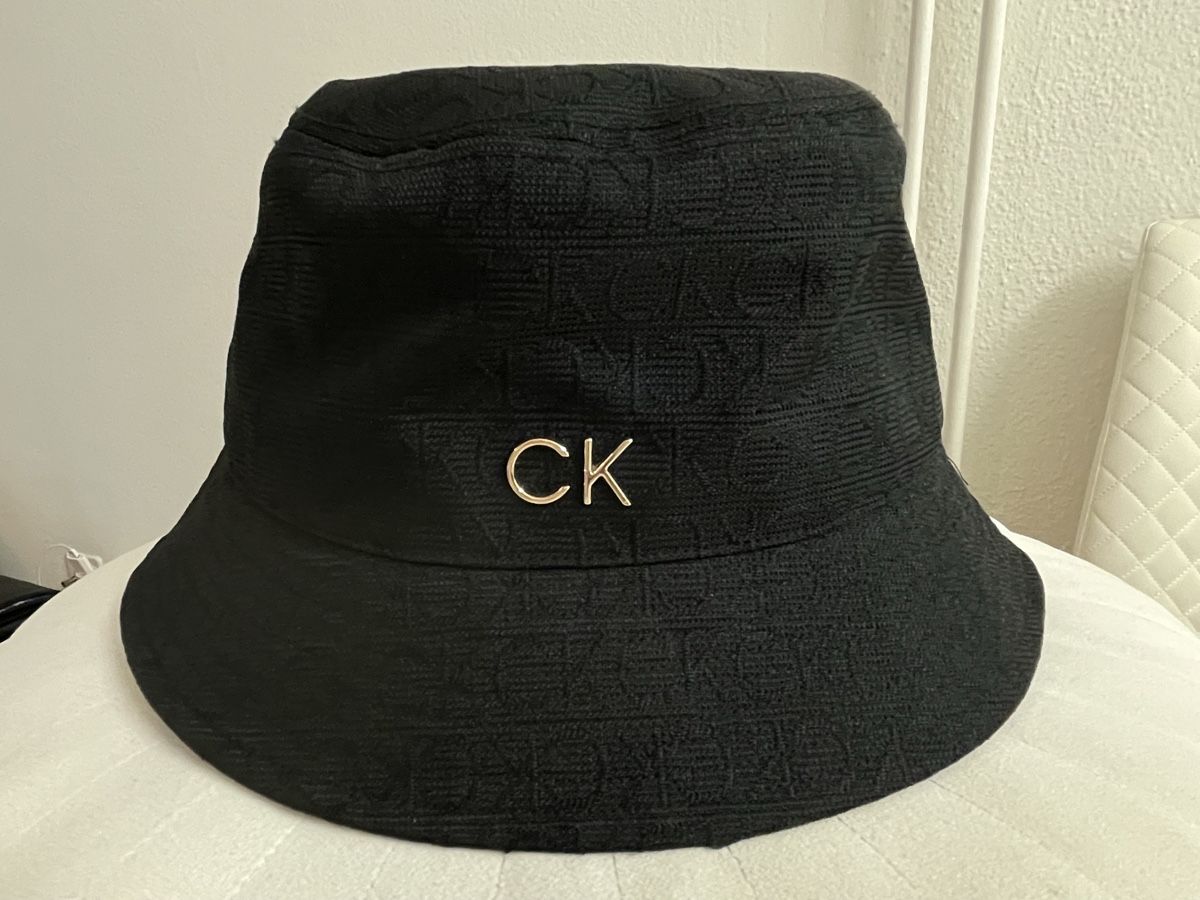 Calvin Klein Copricapi, berretti & cappellini: Schwarzer Calvin Klein Fischerhut – Nuovo (secondo la descrizione) da Zug venduto da alex___4
