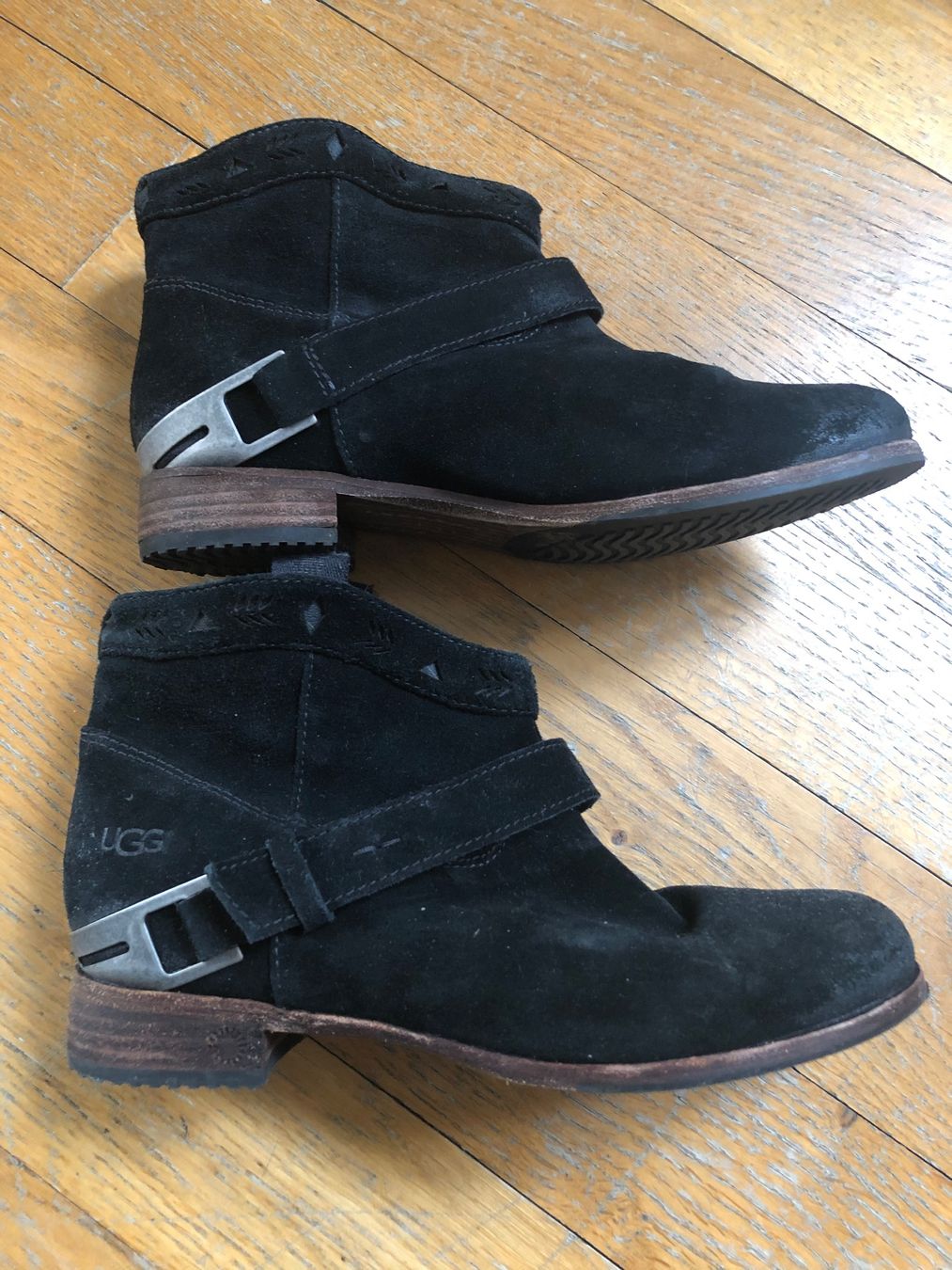 Ugg Scarpe da donna: Bottines UGG Noires en Daim - Taille 37 - Neuves! – Nuovo (secondo la descrizione) da Lausanne venduto da cat_656q 3