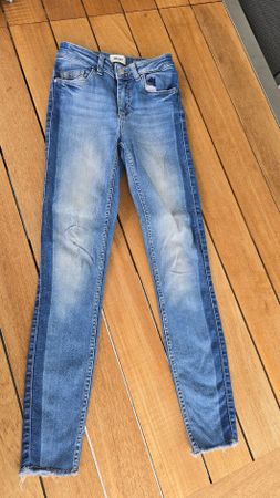 Only Jeans blau Denim mit ausgefranstem Saum Grösse XS