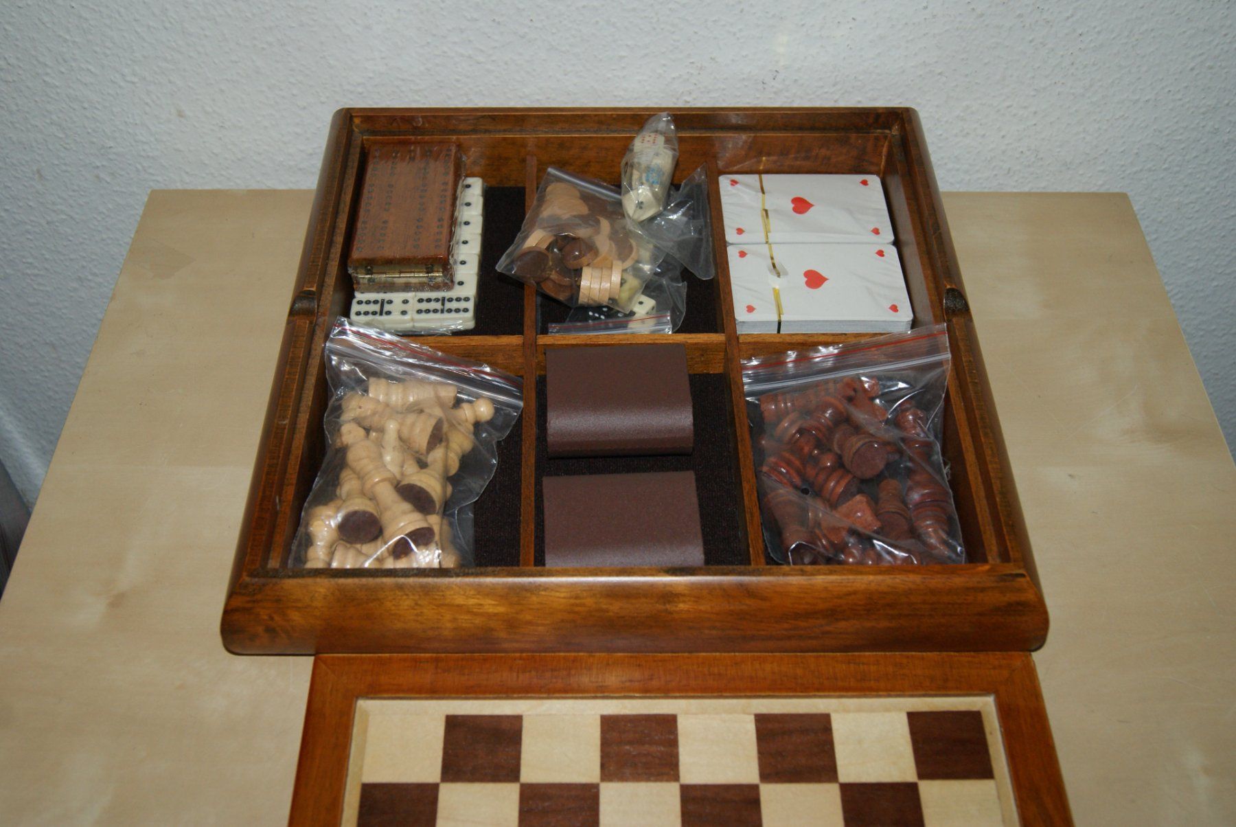 Giochi: Schachbrett-Box mit Figuren aus Holz – Usato da Zürich venduto da Widi1 7