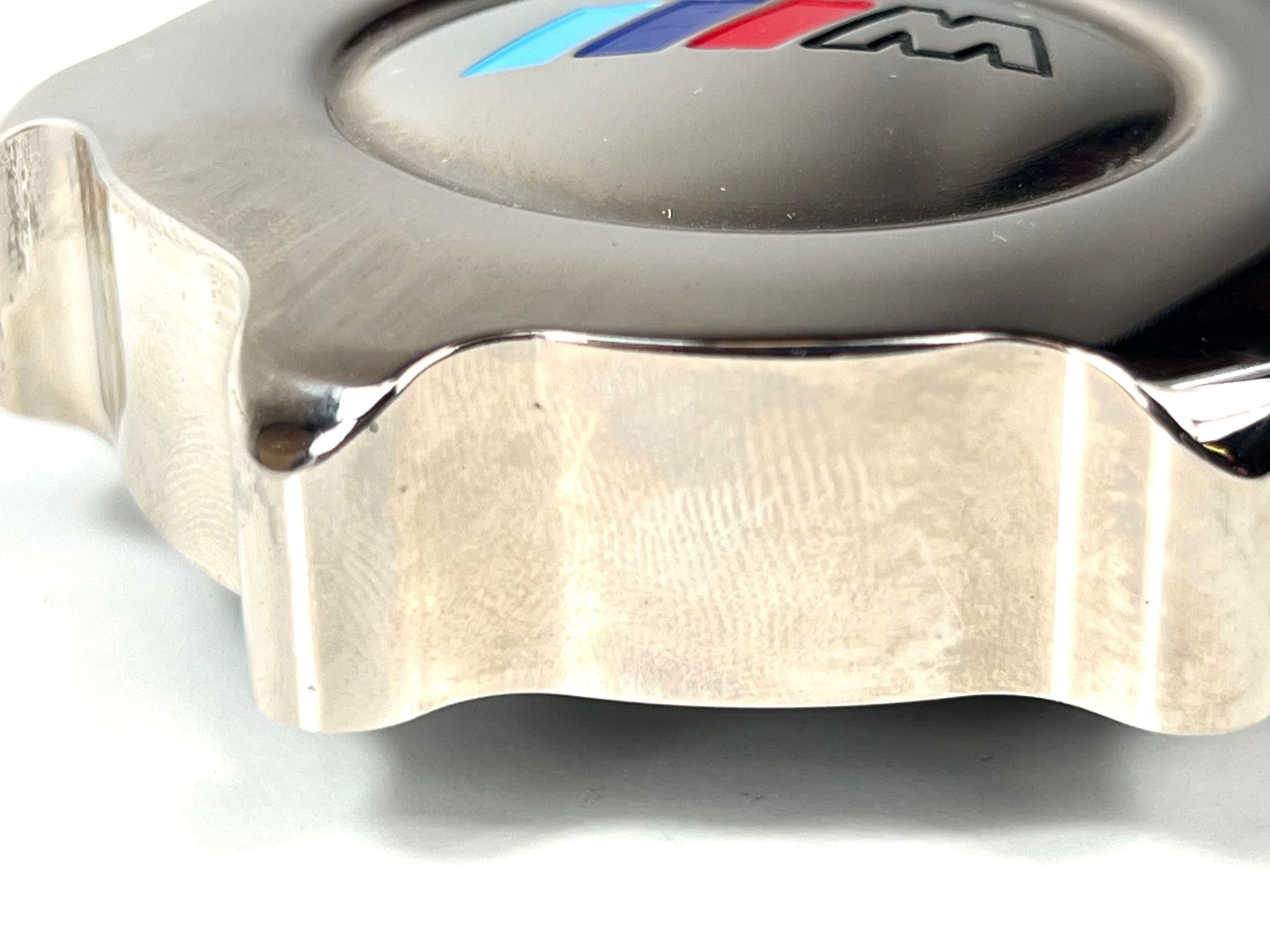 BMW Tutti pezzi di ricambio auto: BMW M Design Öldeckel Metall Chrom – Usato da Zürich venduto da Arche_Brockenhaus 4