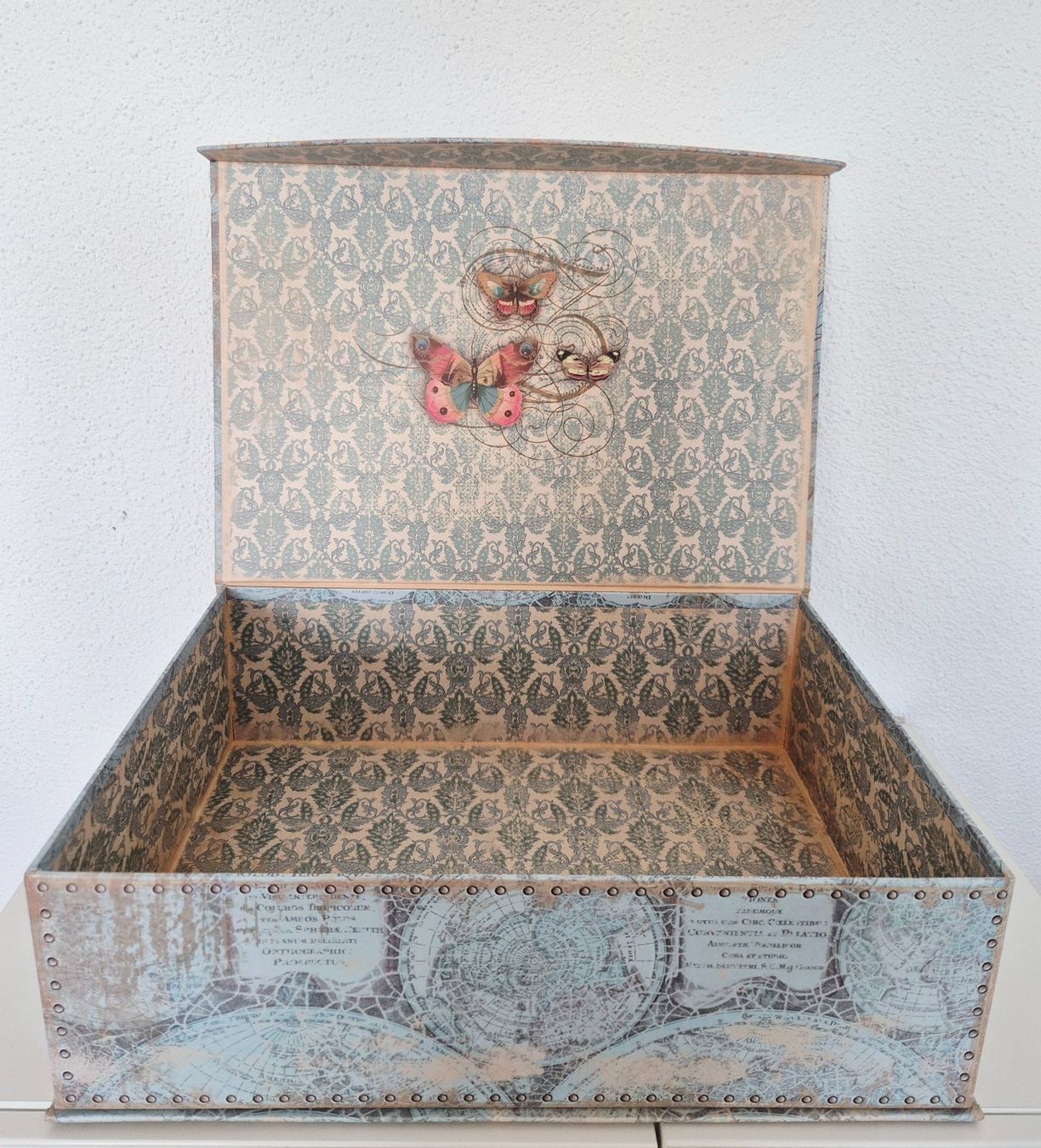 Sonstige Dekorationen & Accessoires: Geschenkkarton, Geschenkbox von Punch Studio – Gebraucht aus Auenstein von Y.C. 1