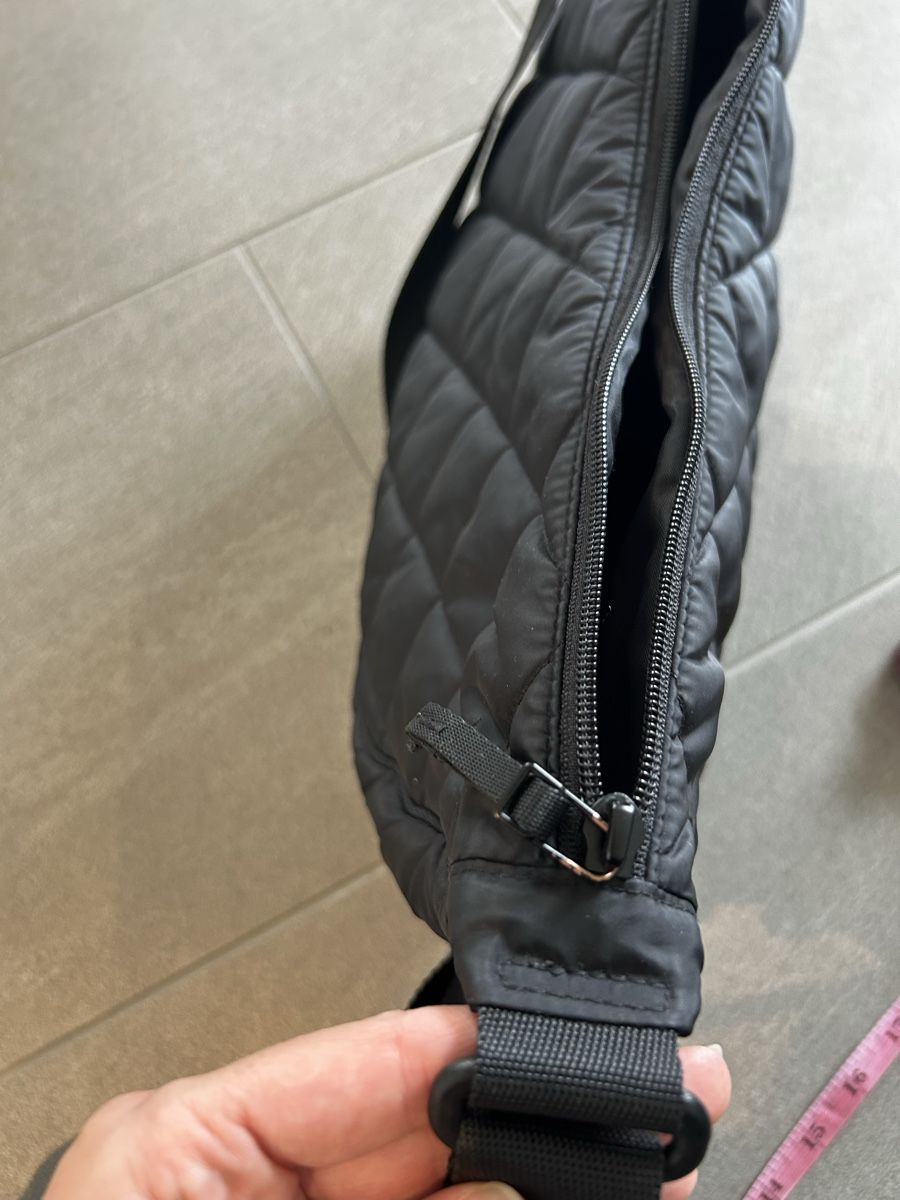 Uniqlo Taschen: Schwarze uniqlo Tasche  – Gebraucht aus Zürich von cos_b629 5