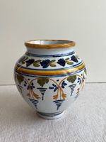 Vase mit Verzierung, 15 cm hoch
