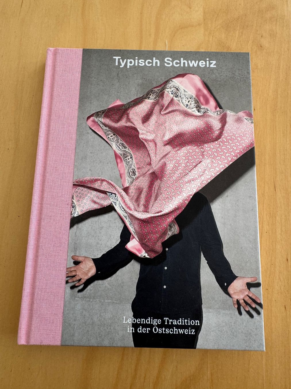 Libri: Buch Typisch Schweiz Lebendige Tradition Ostschweiz – Nuovo (secondo la descrizione) da Goldach venduto da Hibiskus23