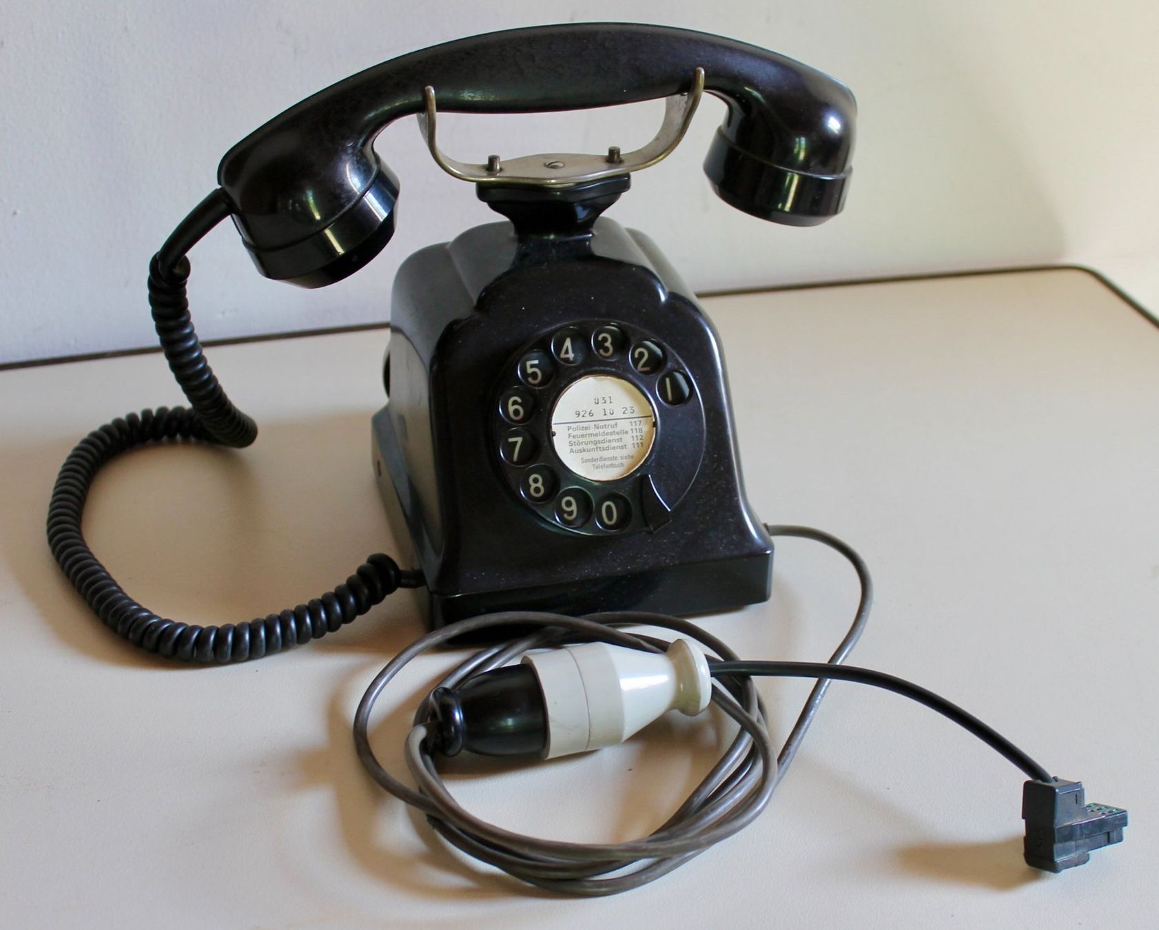 Téléphones: Altes, schwarzes Drehscheibentelefon – D'occasion à Kirchlindach par hekilida