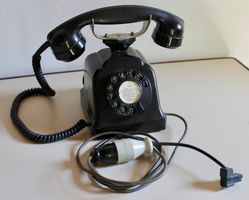 Altes, schwarzes Drehscheibentelefon